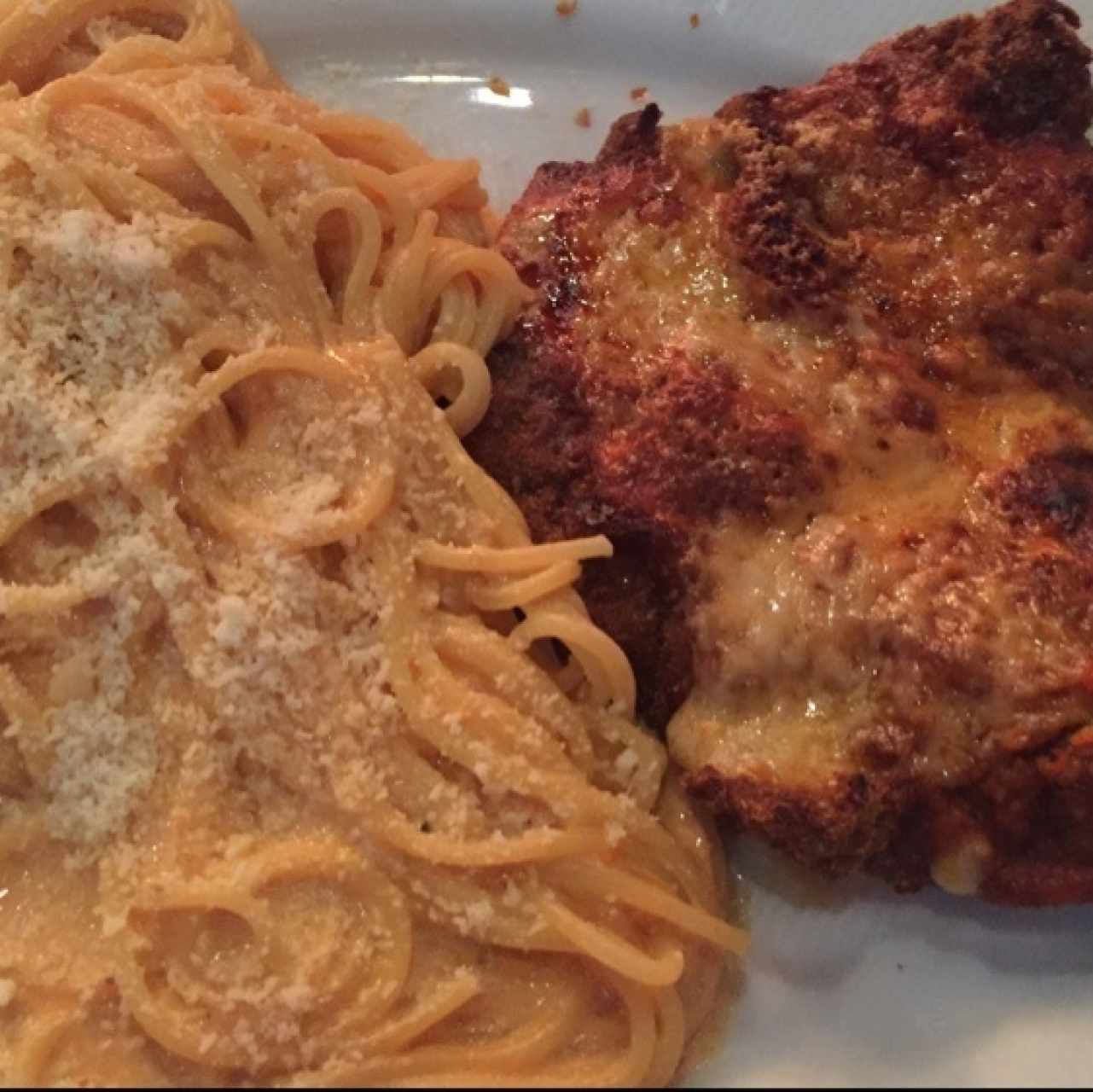 Cotolletta gatrinada con spaghetti en salsa rosada