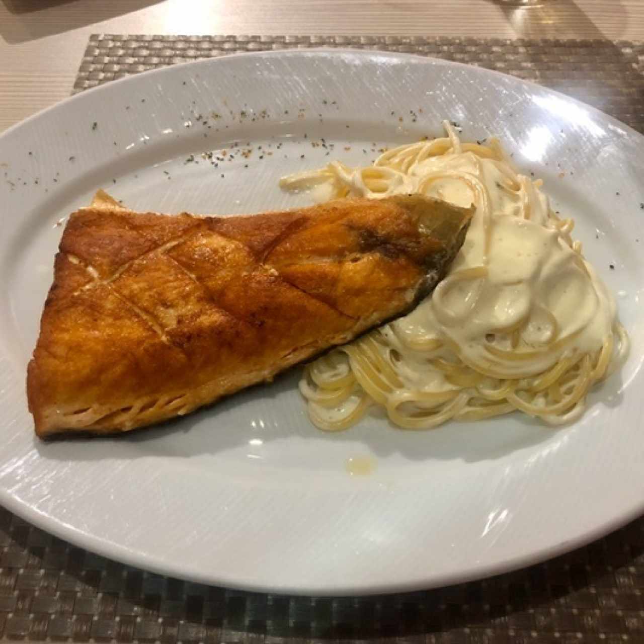 churrasco de salmon con pasta en salsa de crema