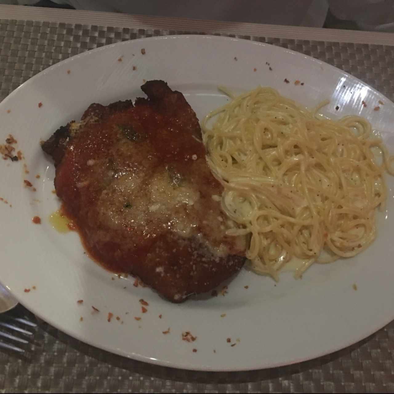 pollo a la parmegiana con pasta a la crema