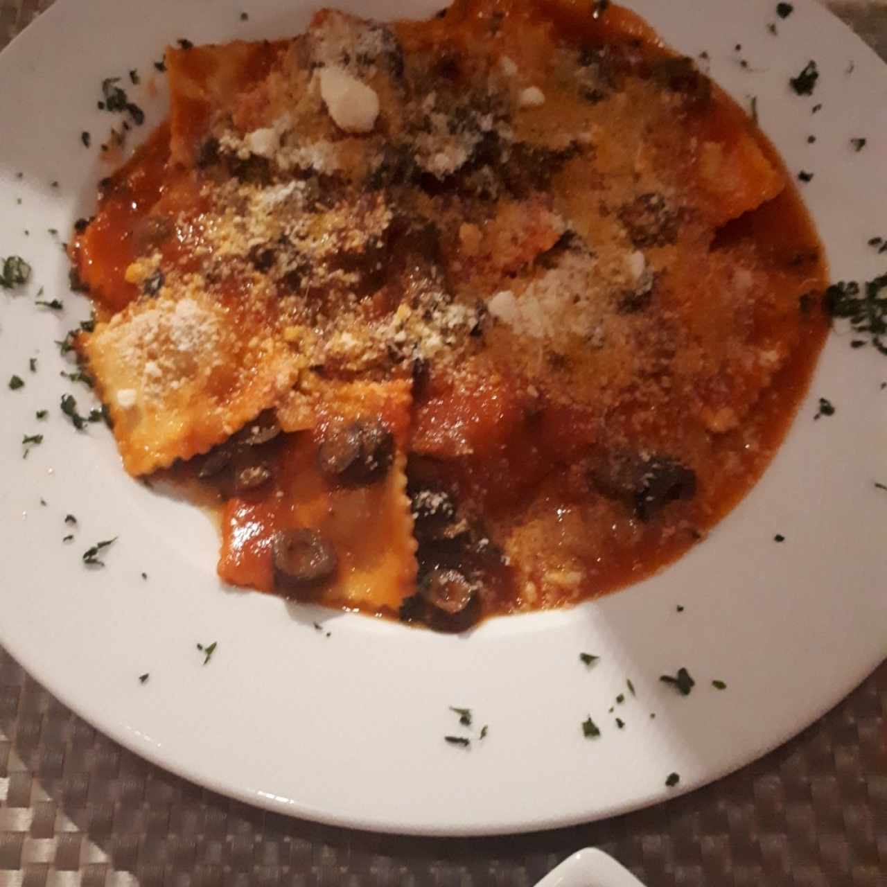 raviolis de tomates secos y queso cabra con salsa putanesca