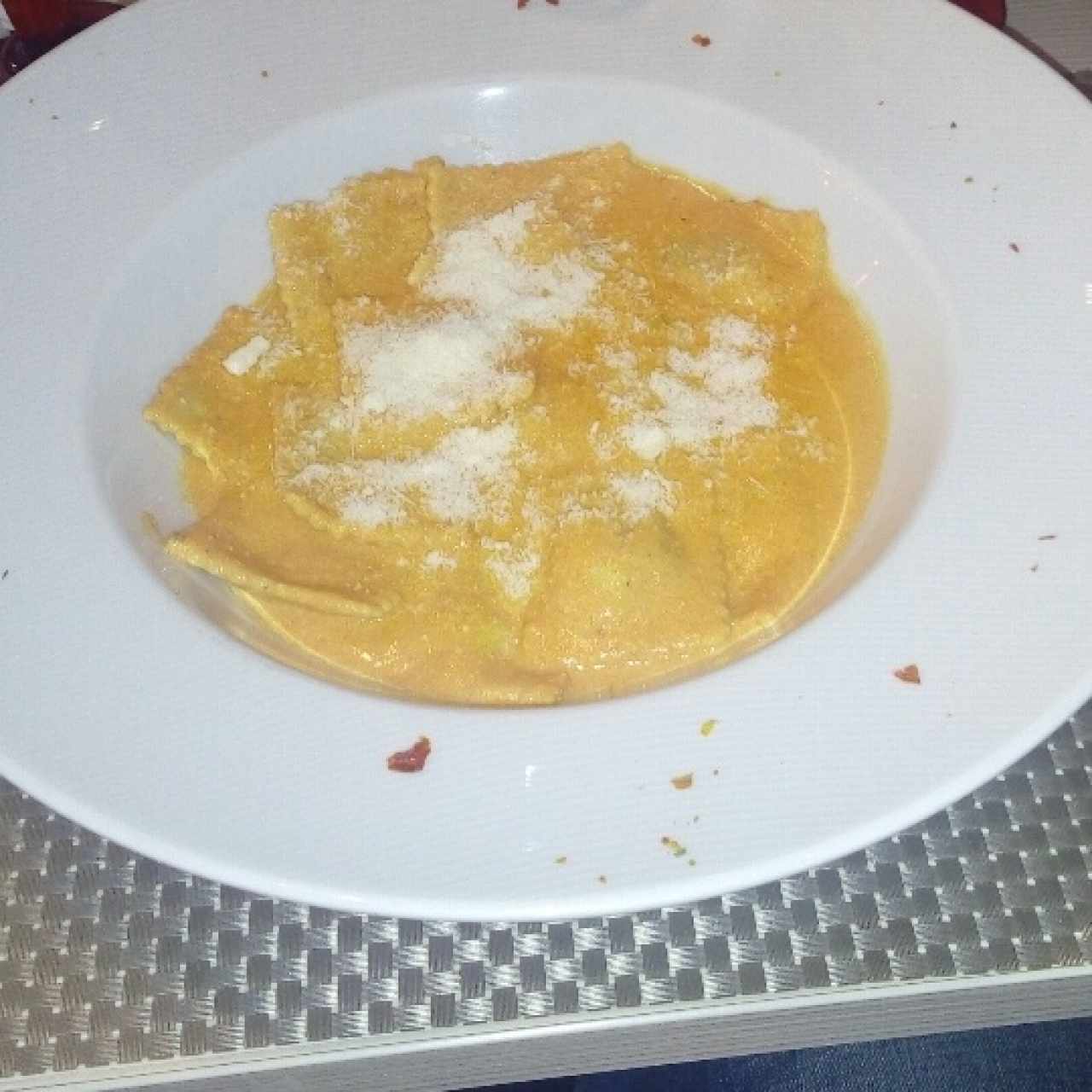 Ravioli Relleno Tomate seco y Queso de Cabra con salsa rosa al vodka