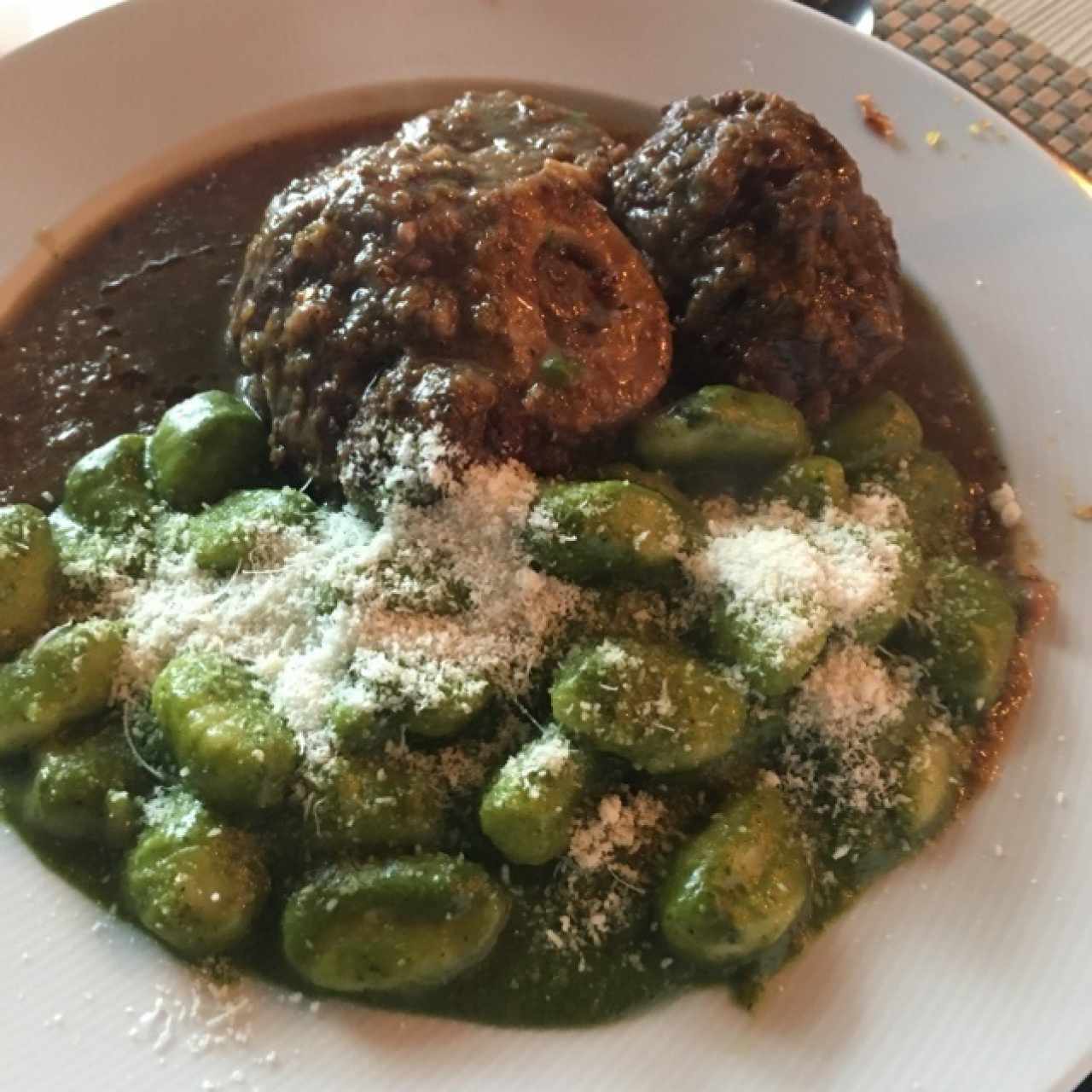 Estofado de osobuco con ñoquis al pesto