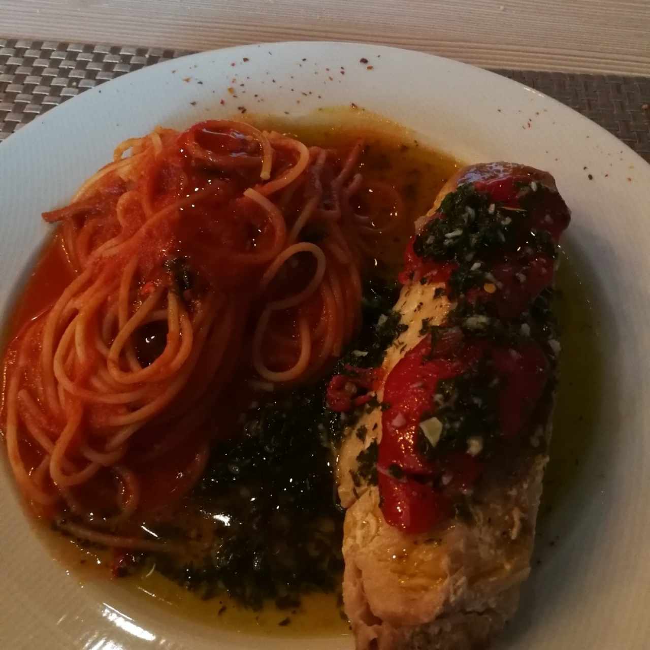 spaguetti pomodoro con filete de corvina al piquillo