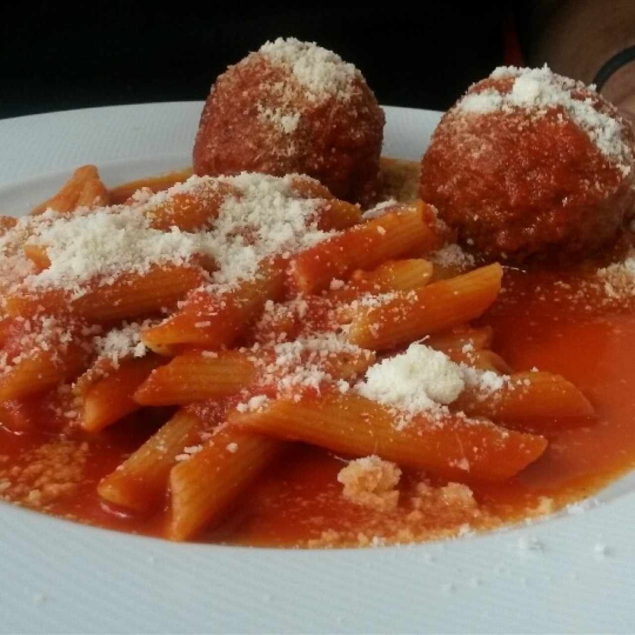 Polpettas con pasta penne y salsa pomodoro