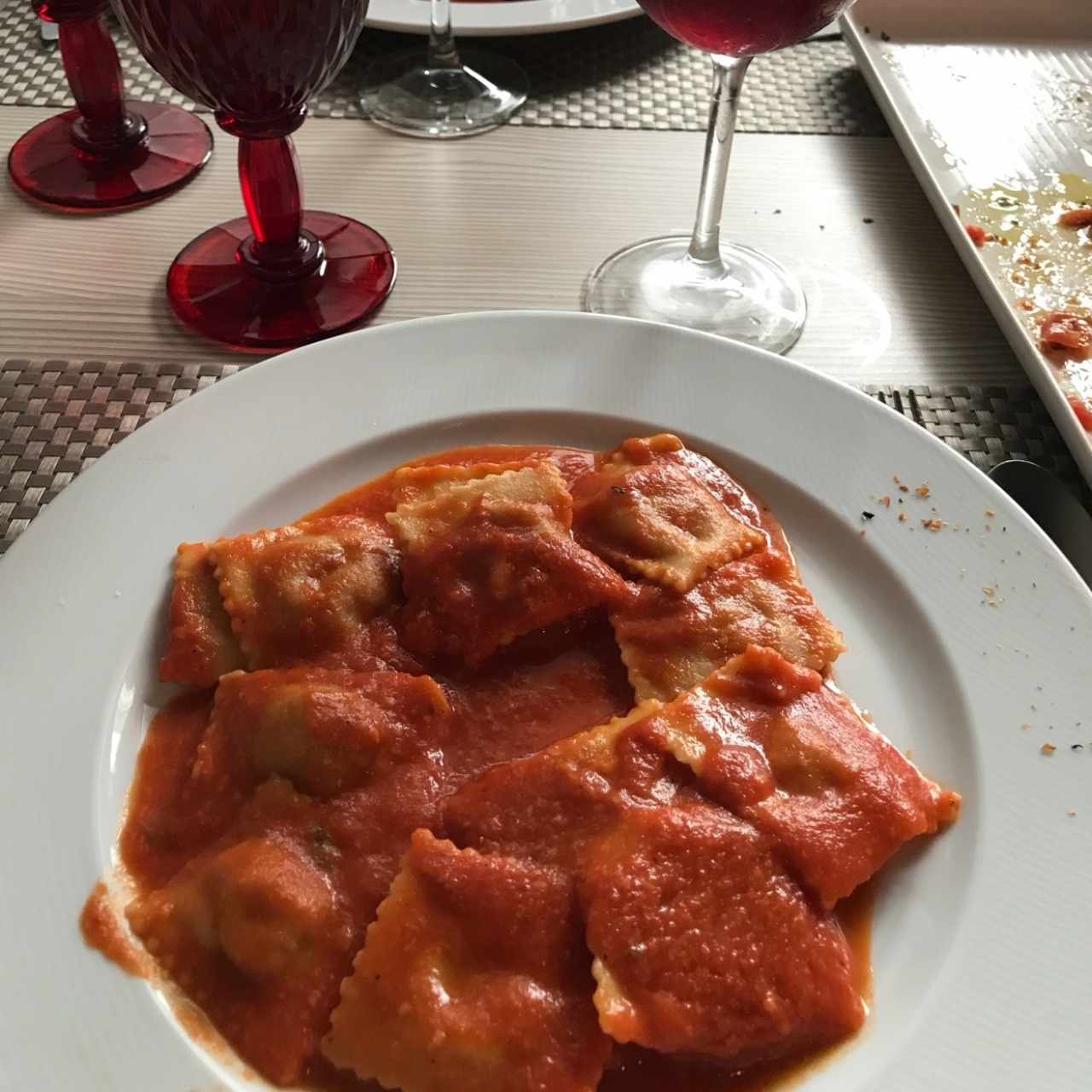 raviolis de tomate seco con queso cabra