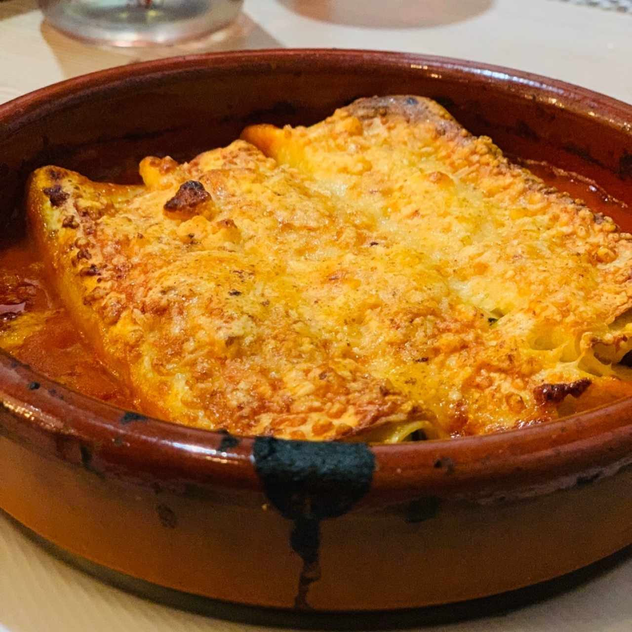 canelones con espinaca y queso crema en salsa roja