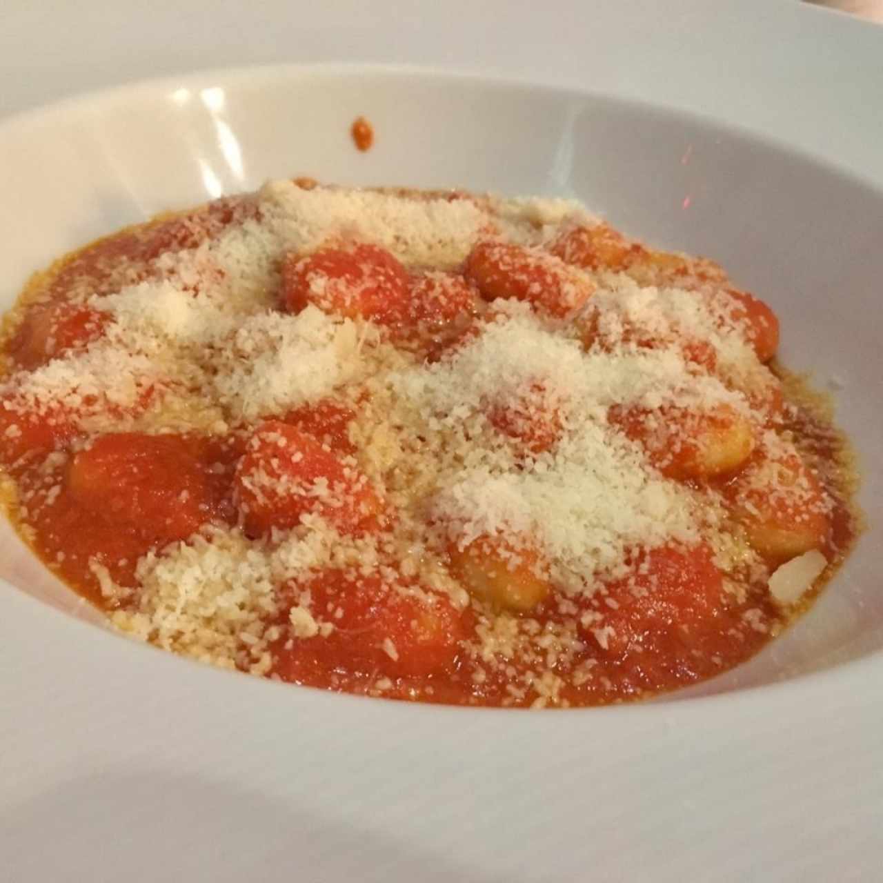 gnocchi con salsa napole