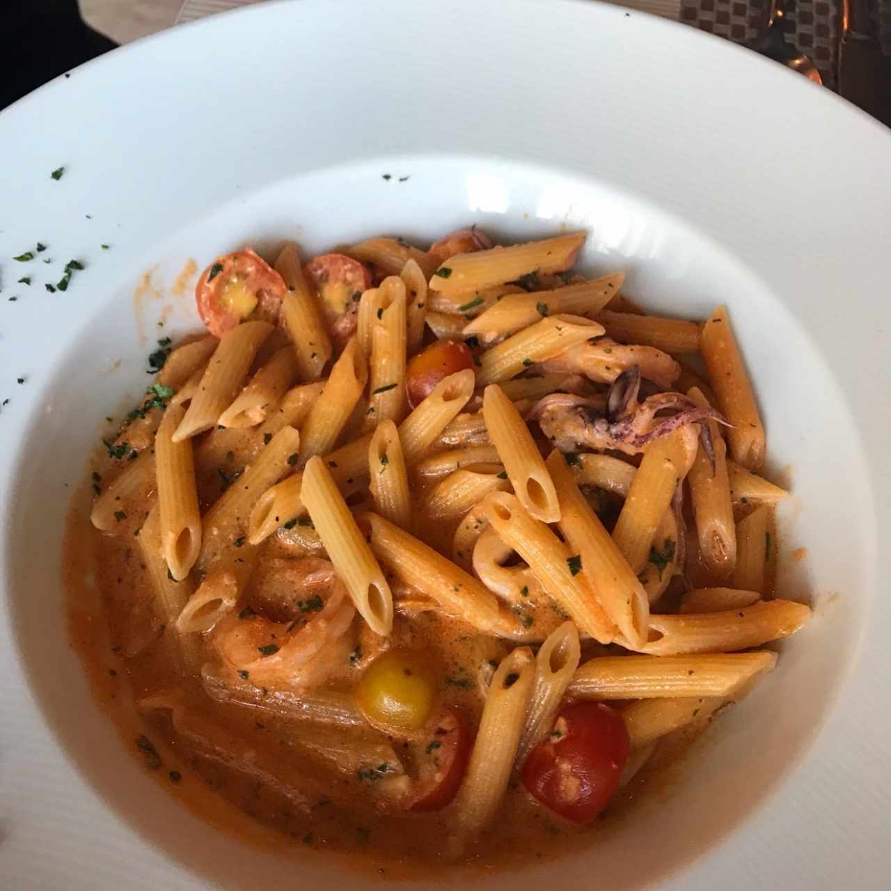 Penne a la fruti de mare salsa rosada