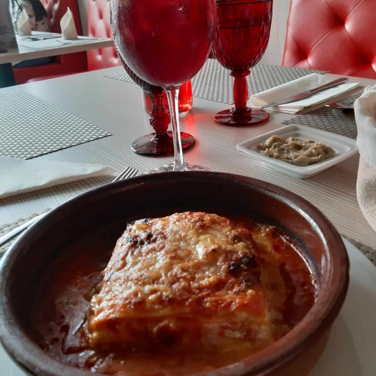 lasagna de carne y sangria 