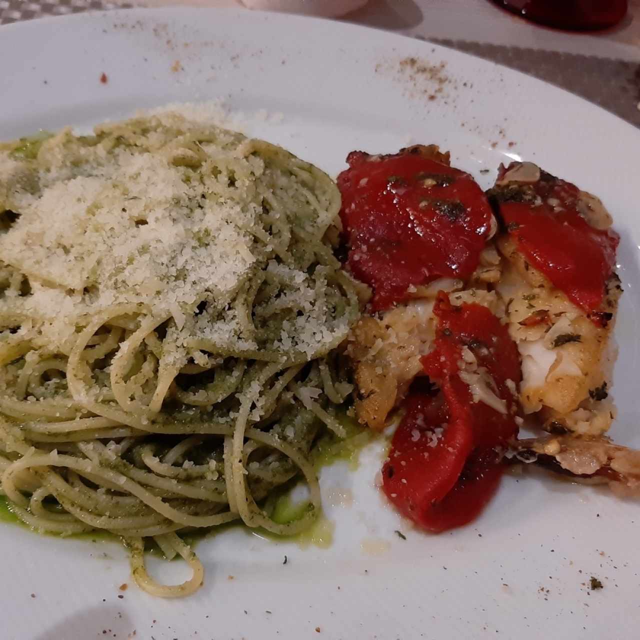 corvina acompañada de pasta con pesto