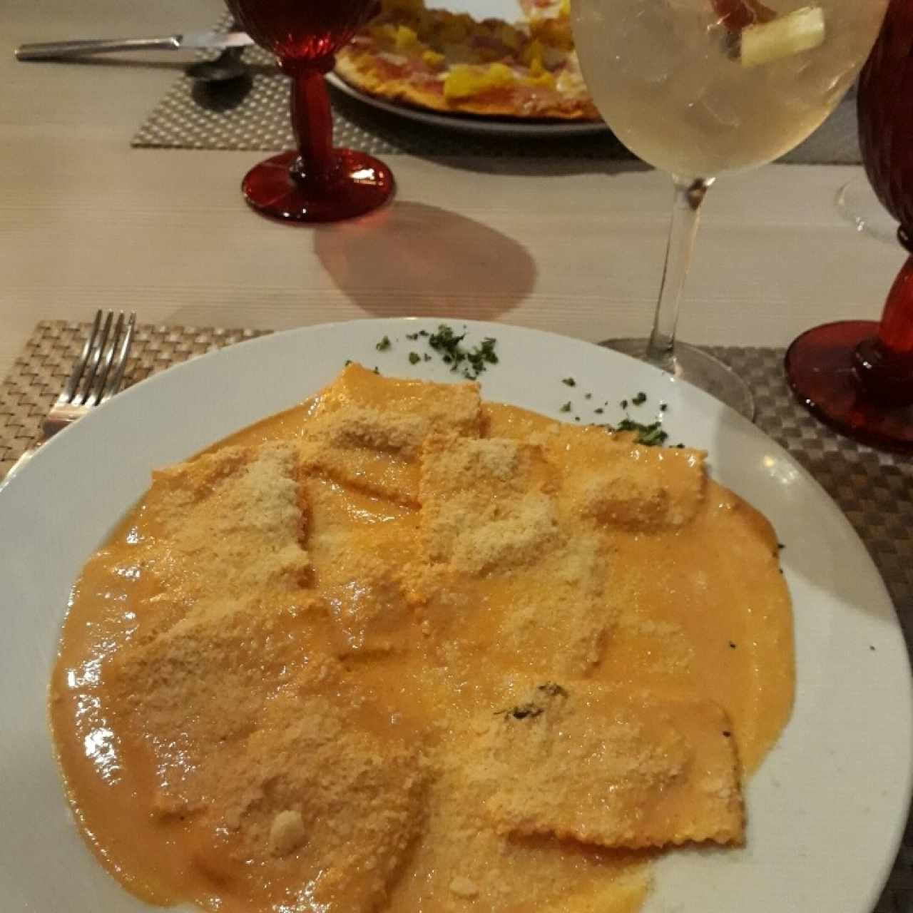 raviolis rellenos de tomates secos y queso de cabra bañados con salsa rosada