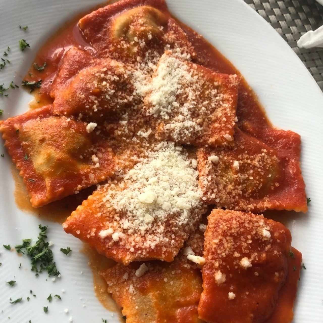 Raviolis de carne y salsa pomodoro