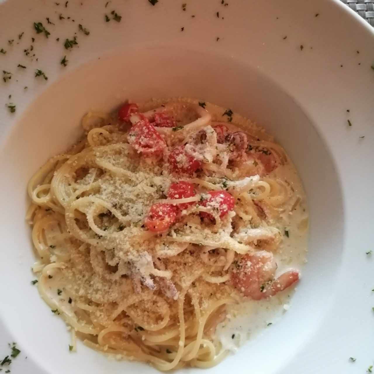 Espaguetti en salsa blanca fruti di mare