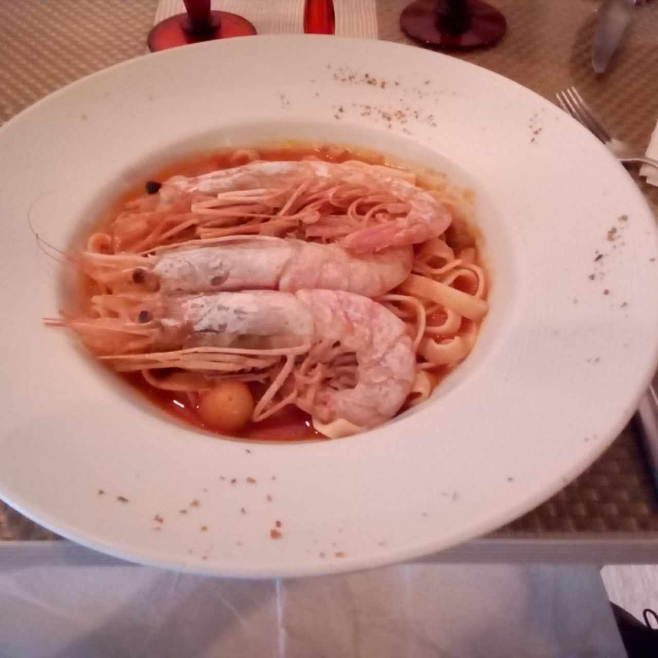 Fetuccini con Espárragos y tomate cherry y langostinos al pomodoro