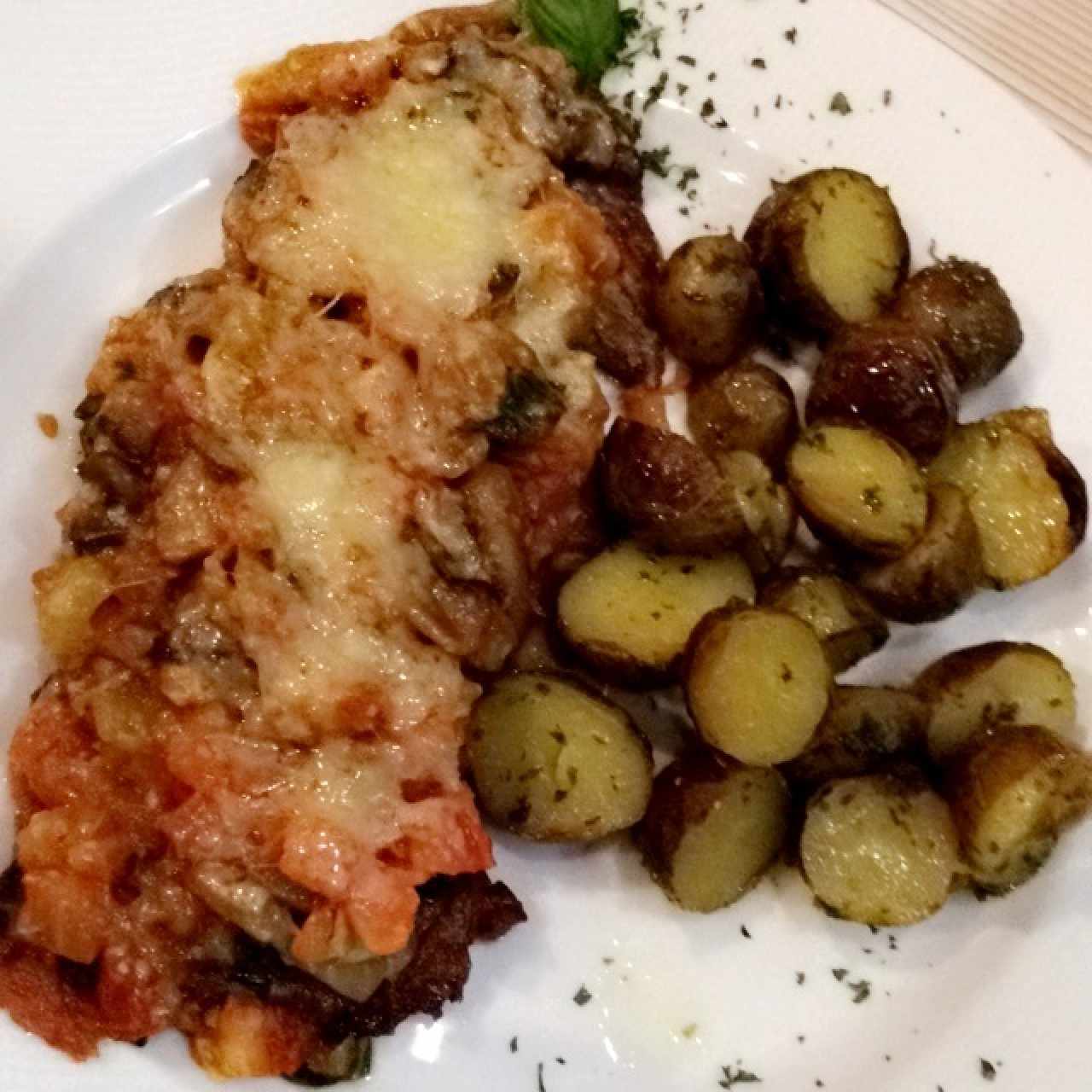 filete tomate cherry, queso parmesano y papas al horno