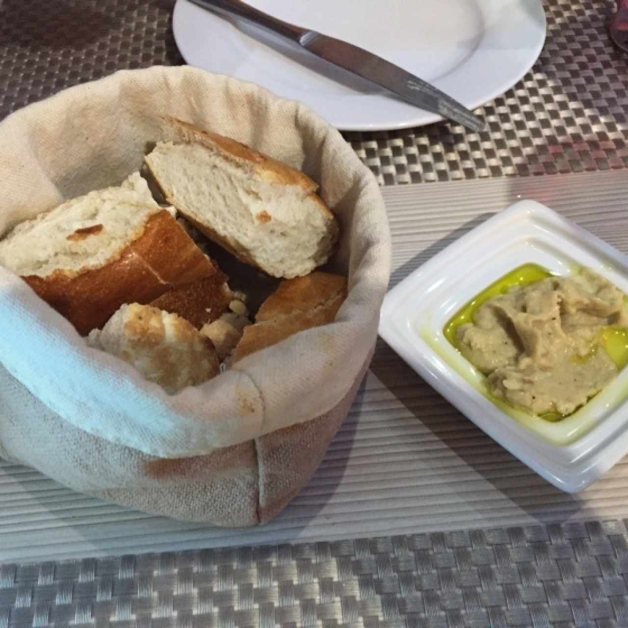 Pan de la casa con mantequilla de ajo