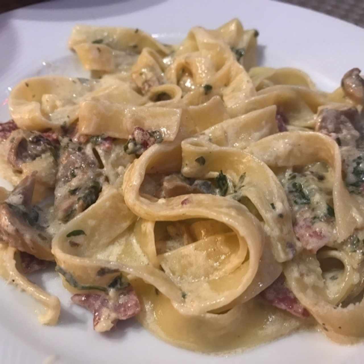 Pasta con hongos prosciutto y parmesano ♥️♥️