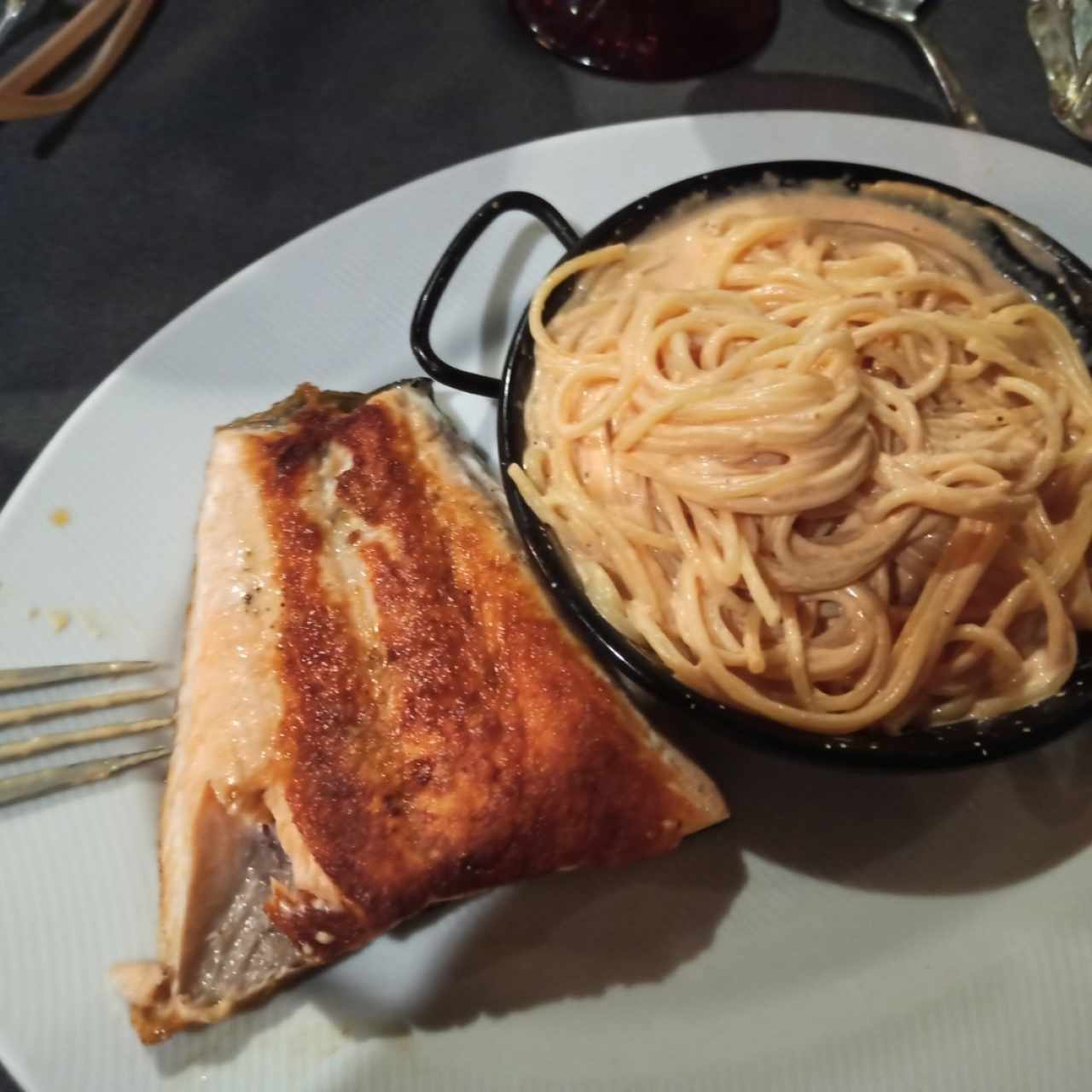 Salmón al grill con pasta en salsa rosada