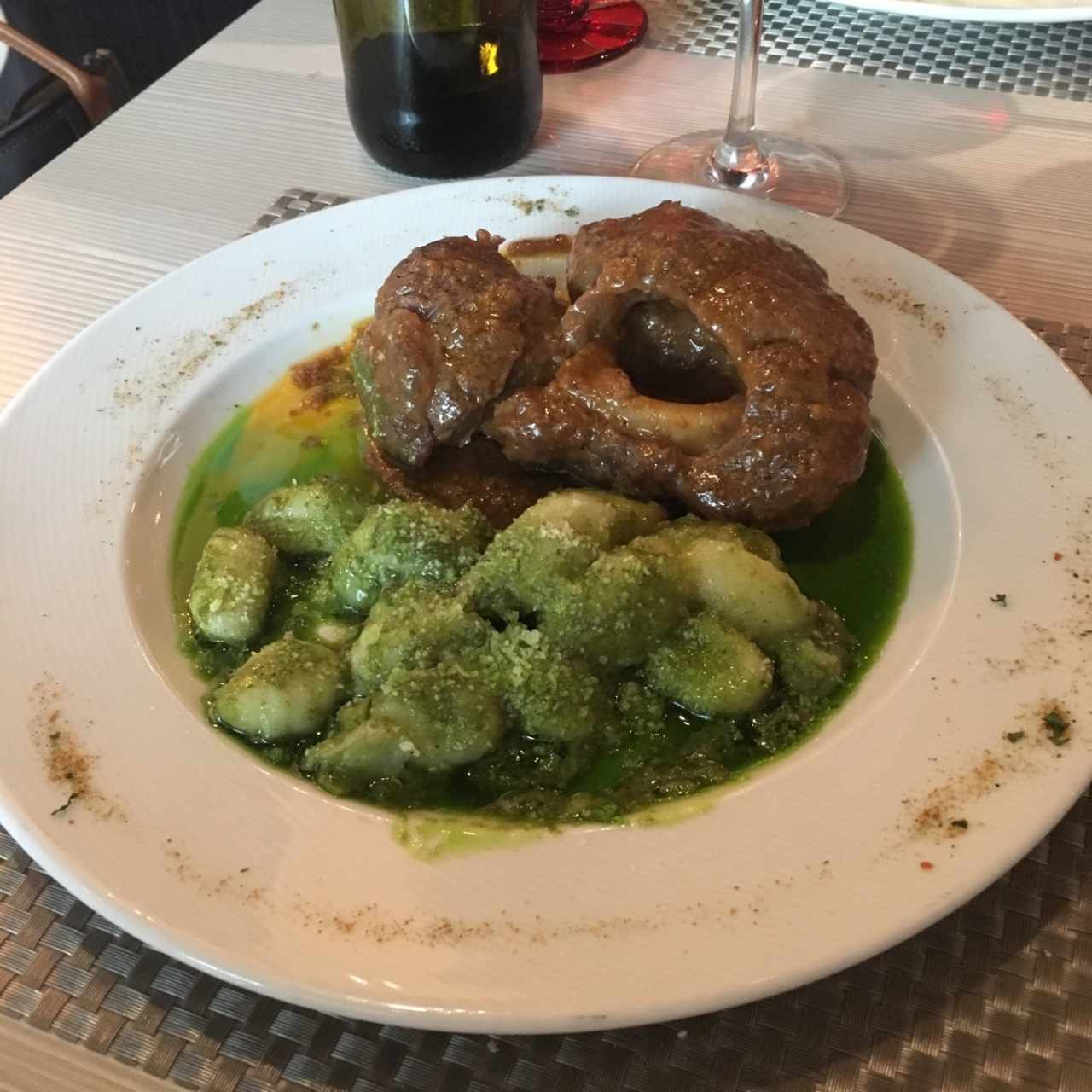 osobuco con ñoquis al pesto