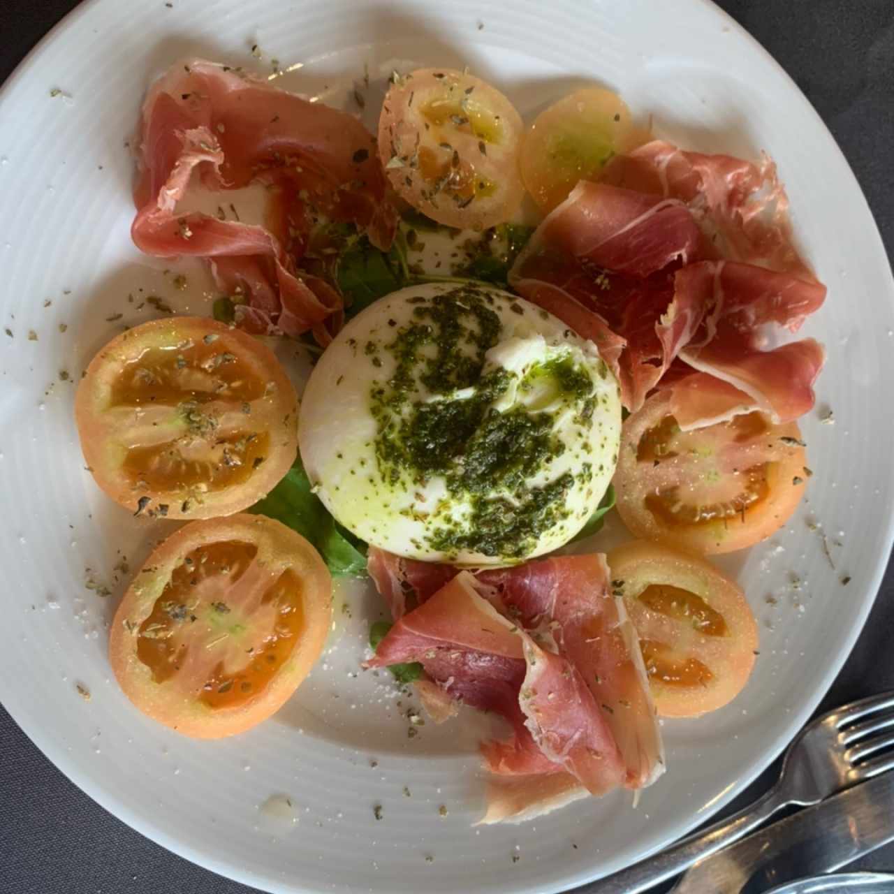 Ensaladas - Burrata con Prosciutto