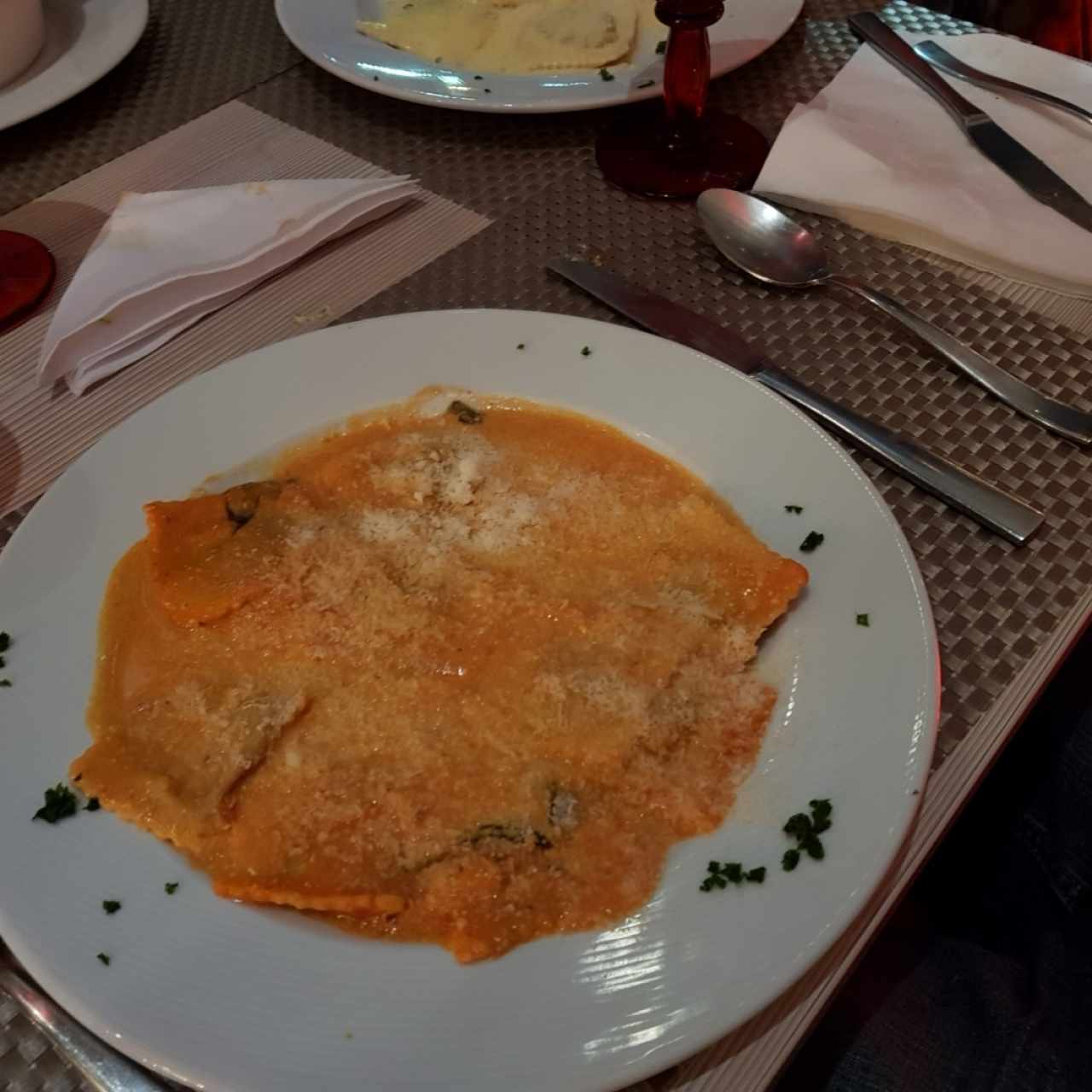 Raviolis de Hongos en salsa rosada.