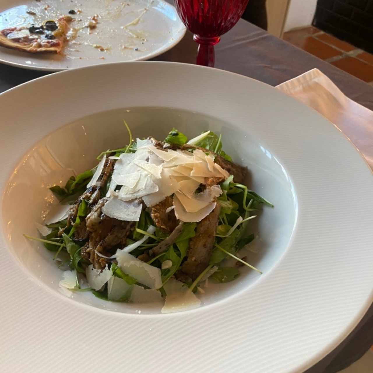 Ensalada Rucula, Berenjenas Grilladas y Almendras