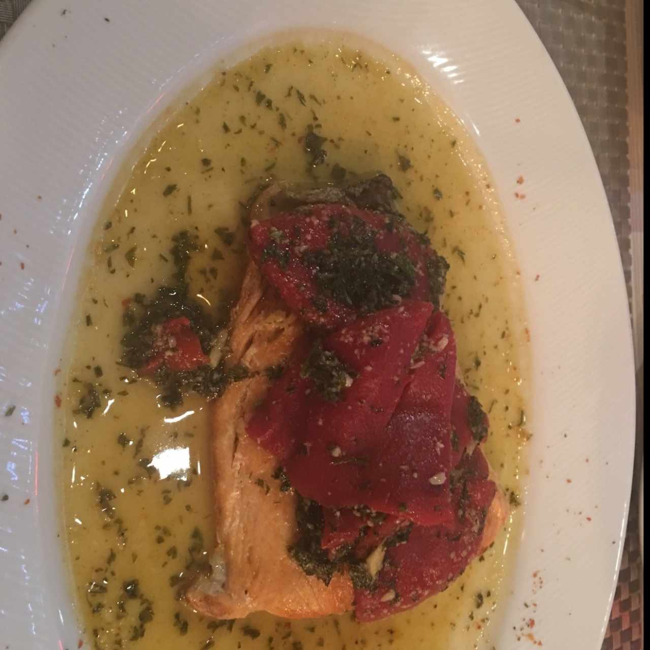 salmon con perejil y ajo y pimentones