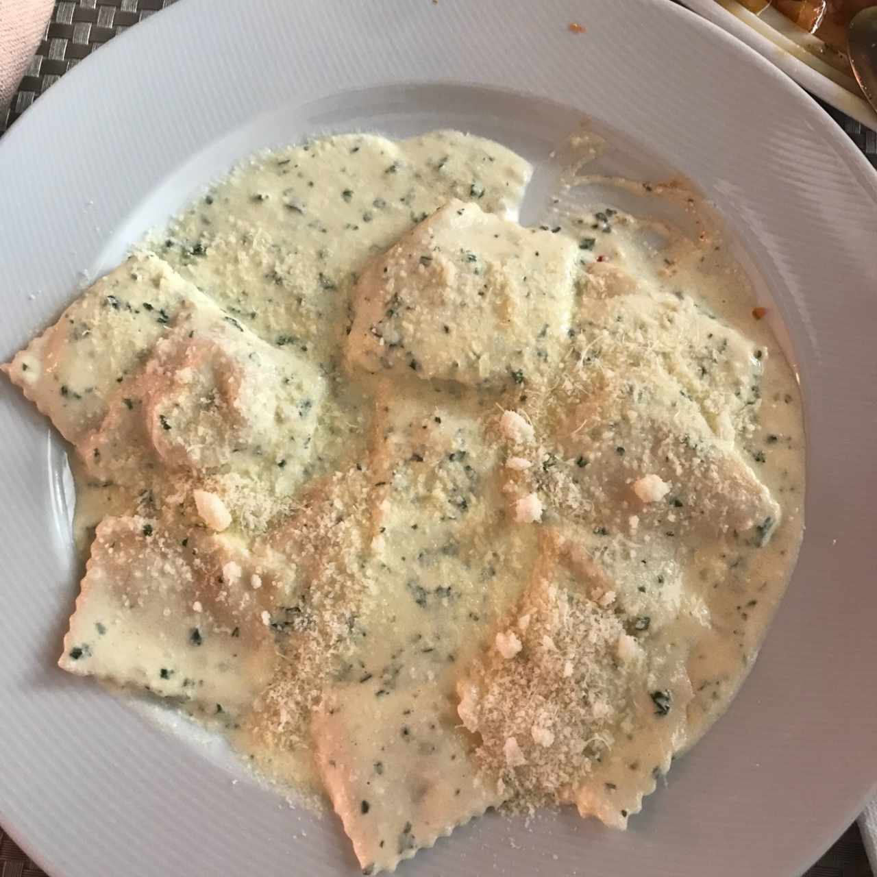 Ravioli de Salmón en salsa de Champán. 