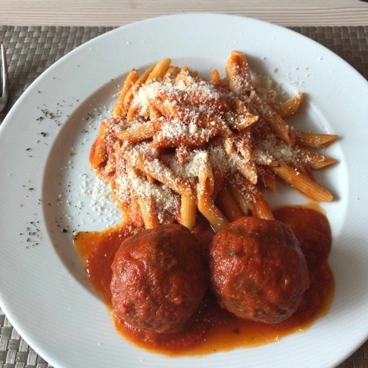 pasta con albondigas en salsa pomodoro