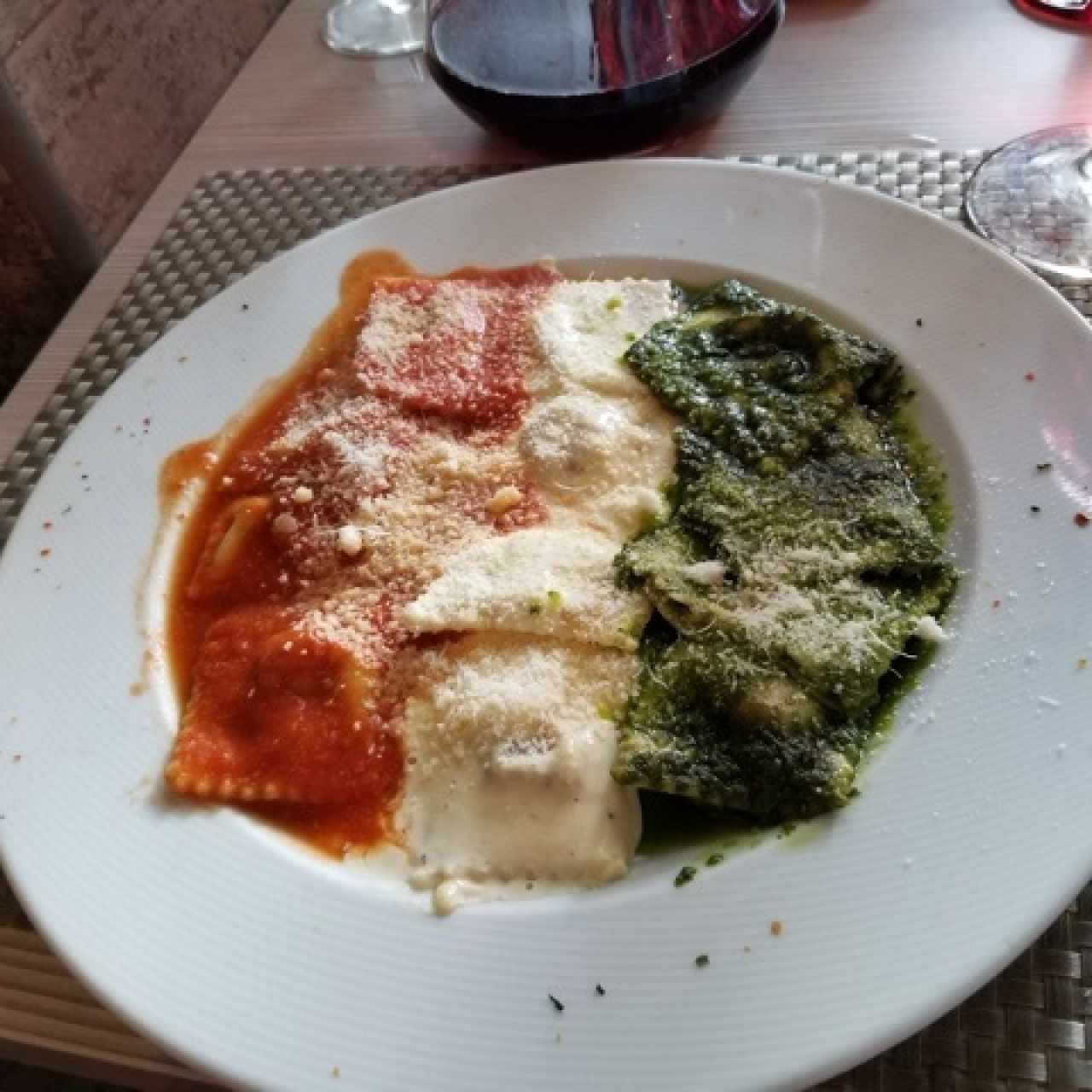 ravioli queso de cabra y tomate seco con trio de salsas 