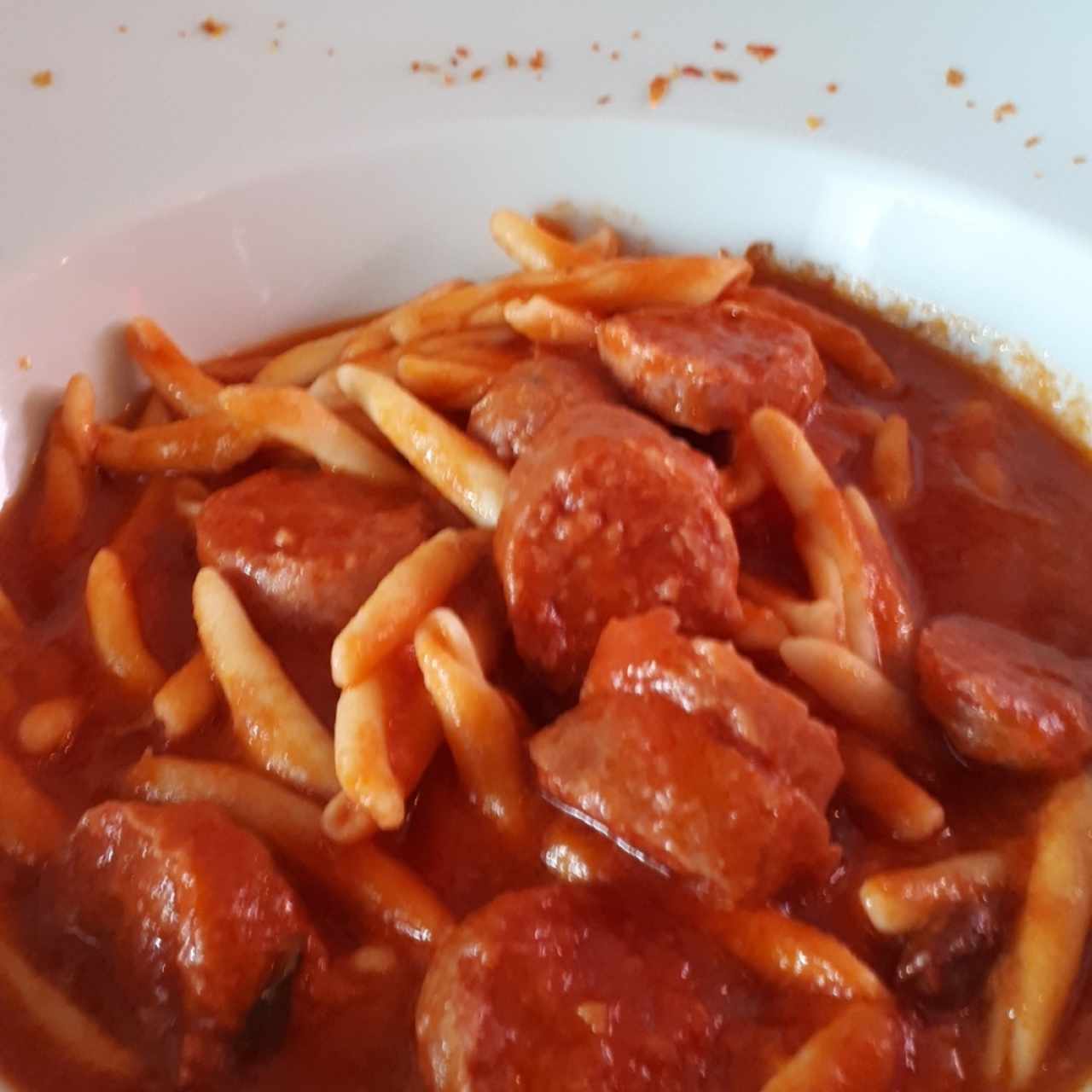 Fussili con salchicha italiana y salsa pomodoro