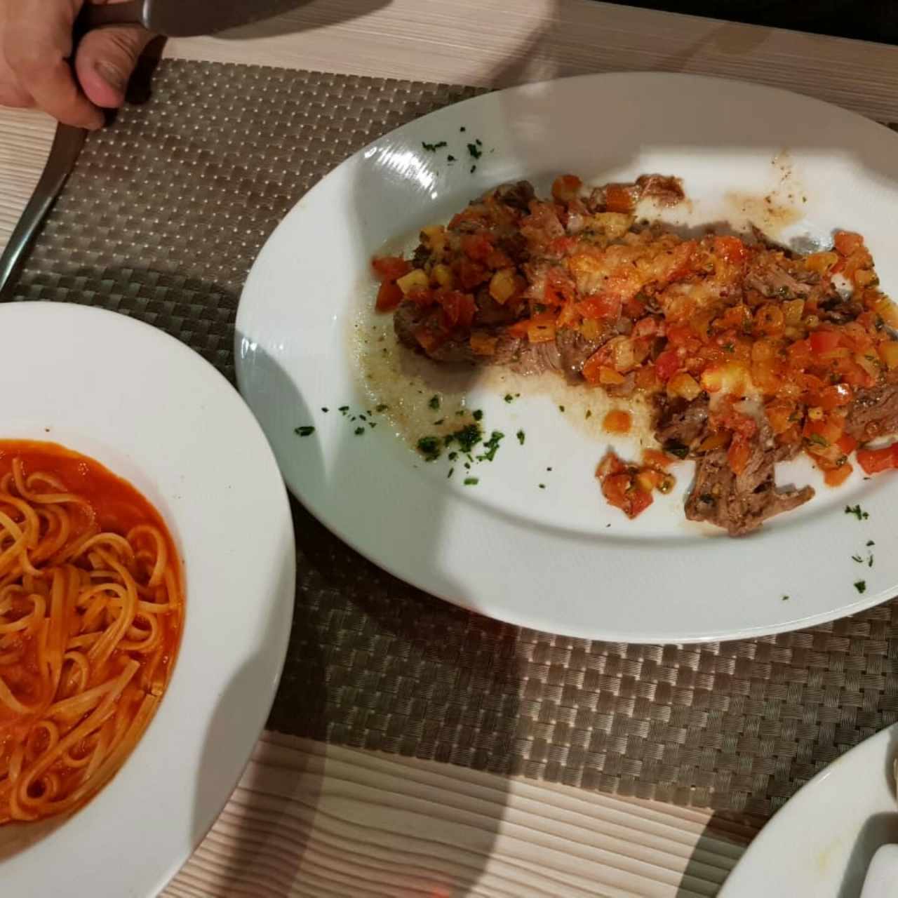 Filete Pizzaiola con linguini pomodoro