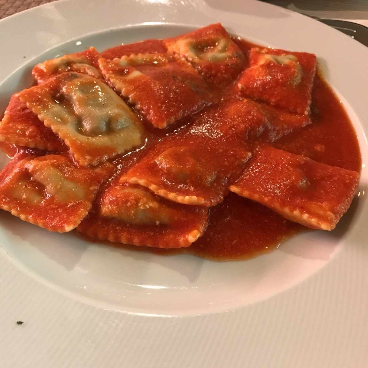 raviolis rellenos de funghi con salsa pomodoro