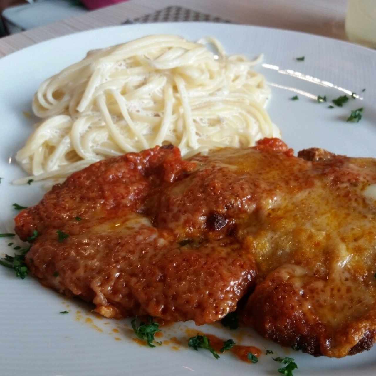 Pollo a la Parmigiana con pasta a la crema 