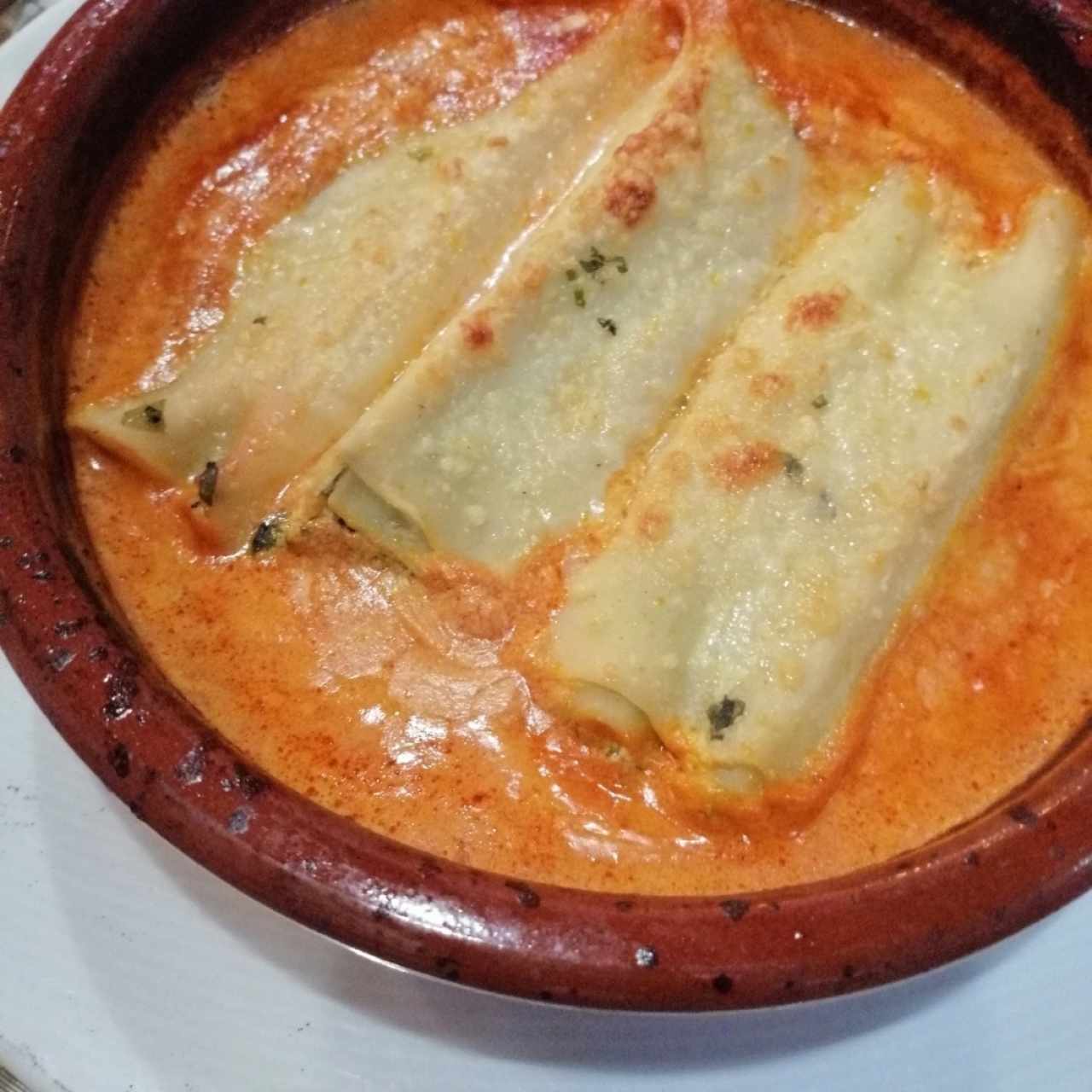 caneloni relleno de queso y espinaca