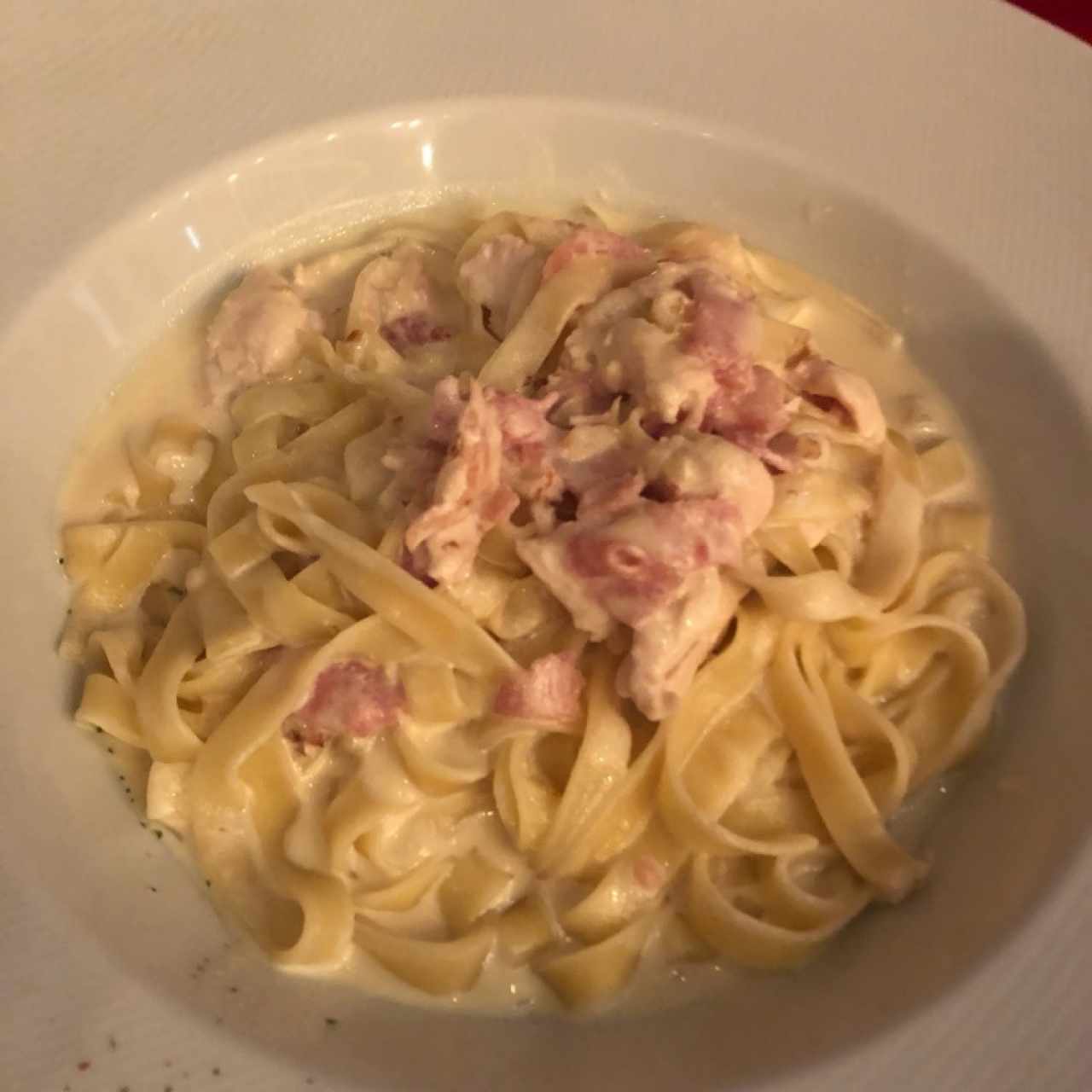 Fetuccini en Salsa Alfredo con Pollo y Tocino