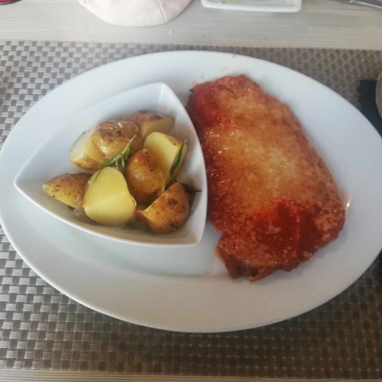 pollo parmigiana con papas al romero