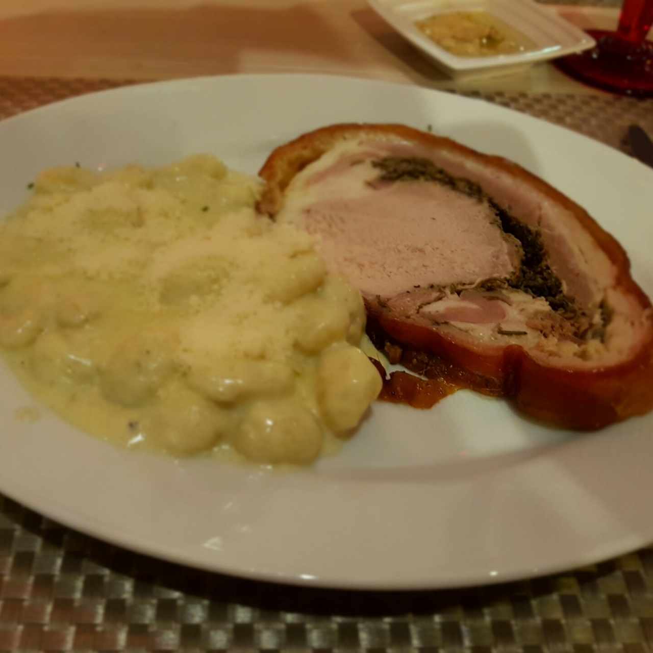 Porchetta con ñoquis 4 quesos