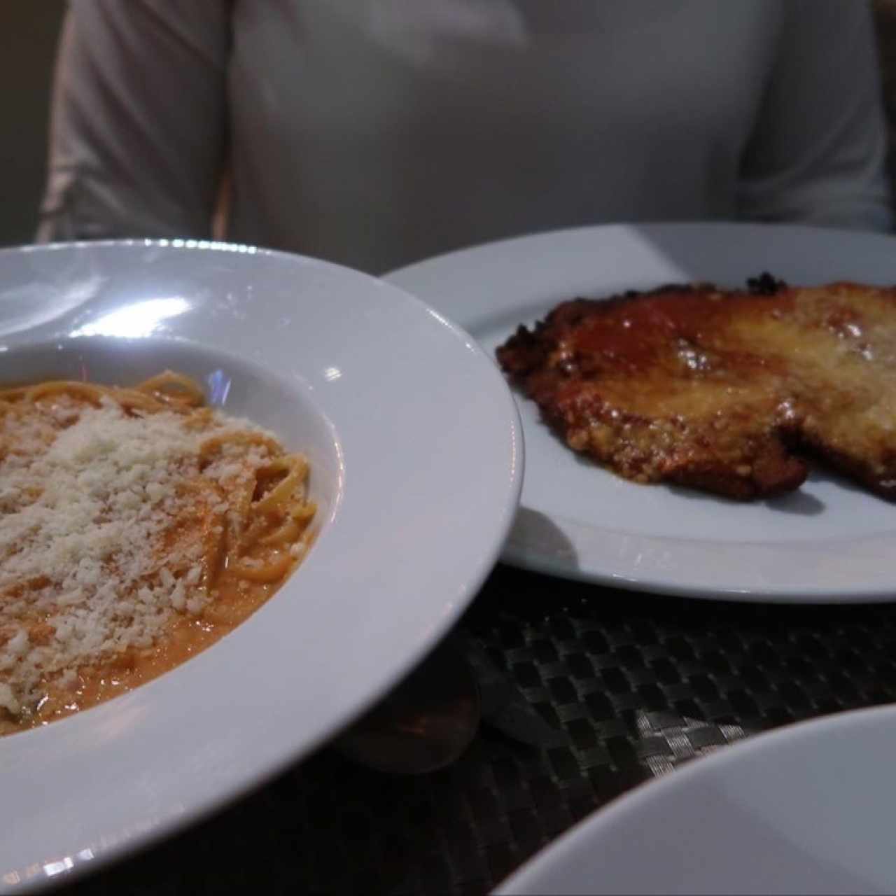 Milanesa de pollo con pasta