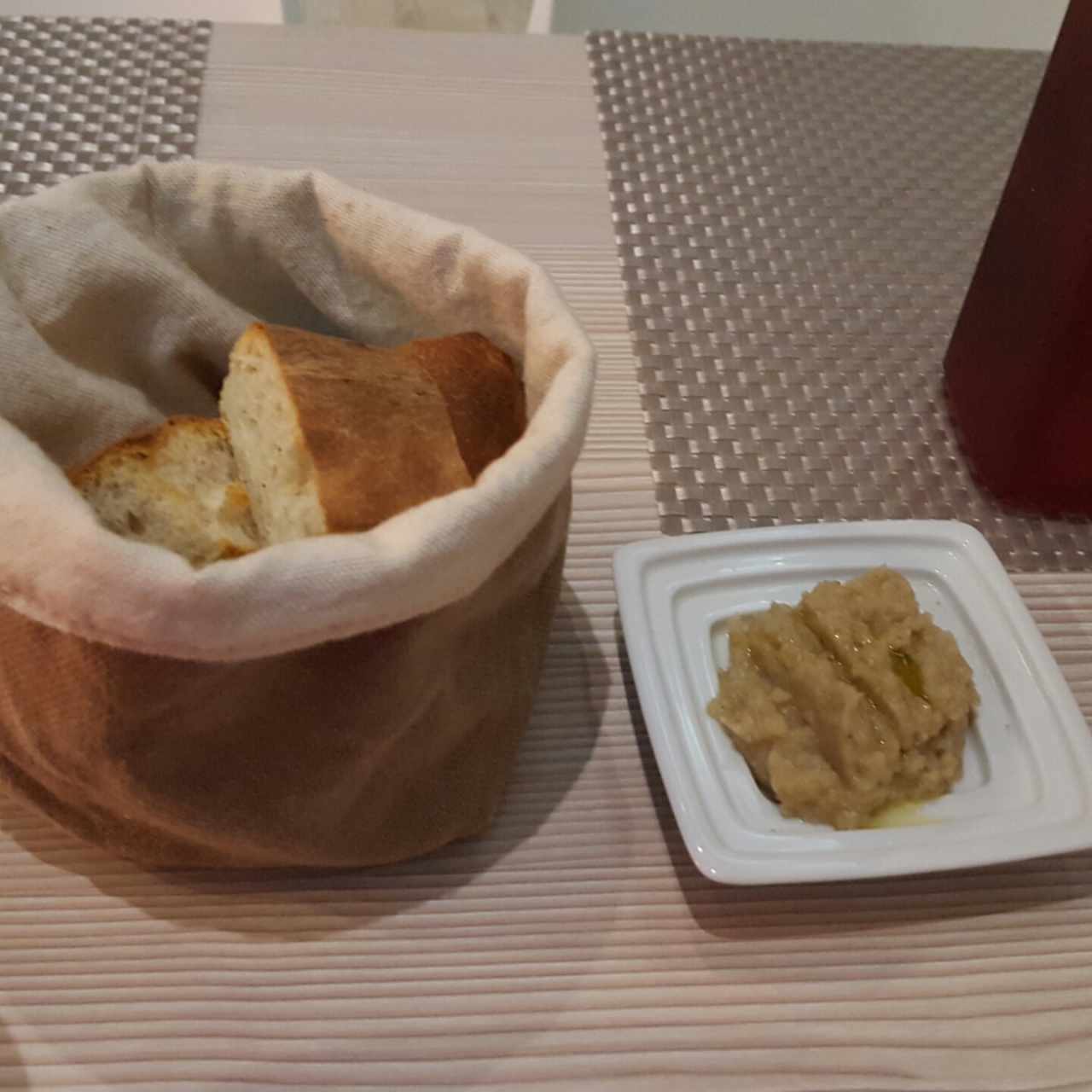 pan de la casa y crema de berenjenas