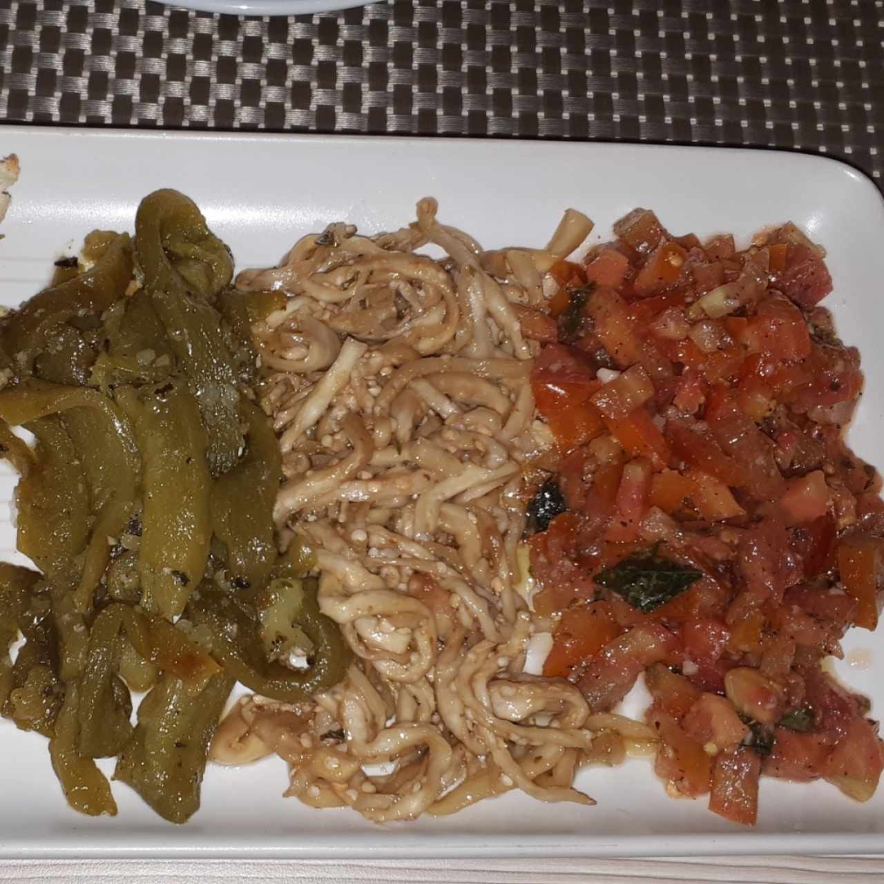 focaccia de berenjena, tomate y pimentón.