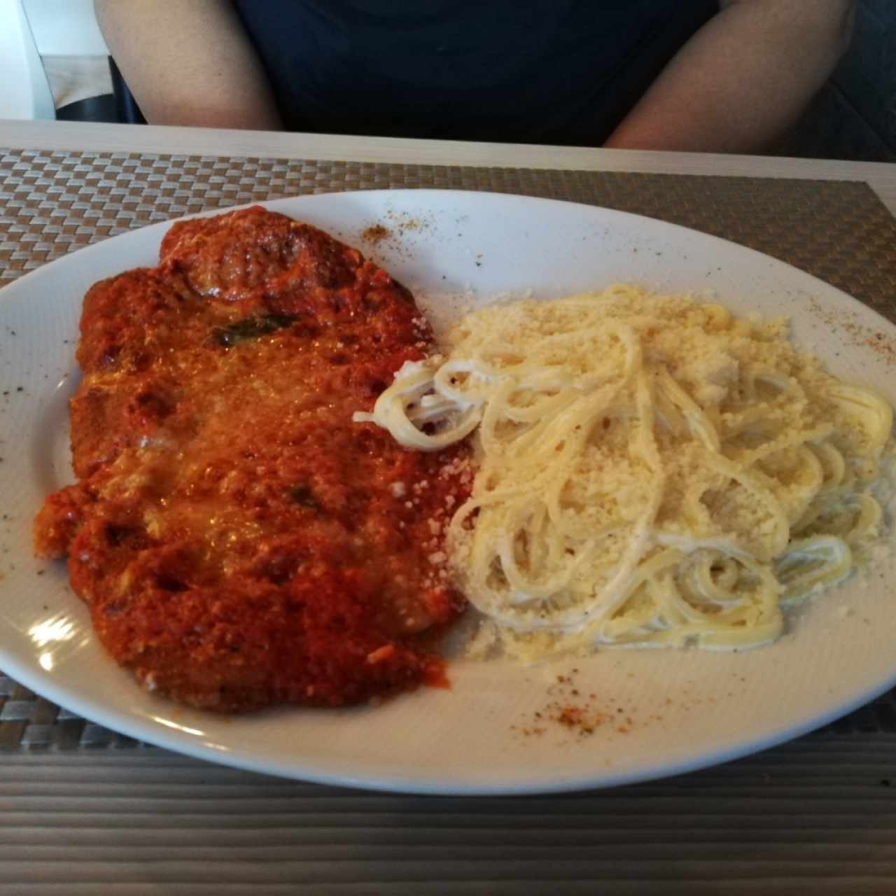 Milanesa a la Parmiggiana con pasta larga