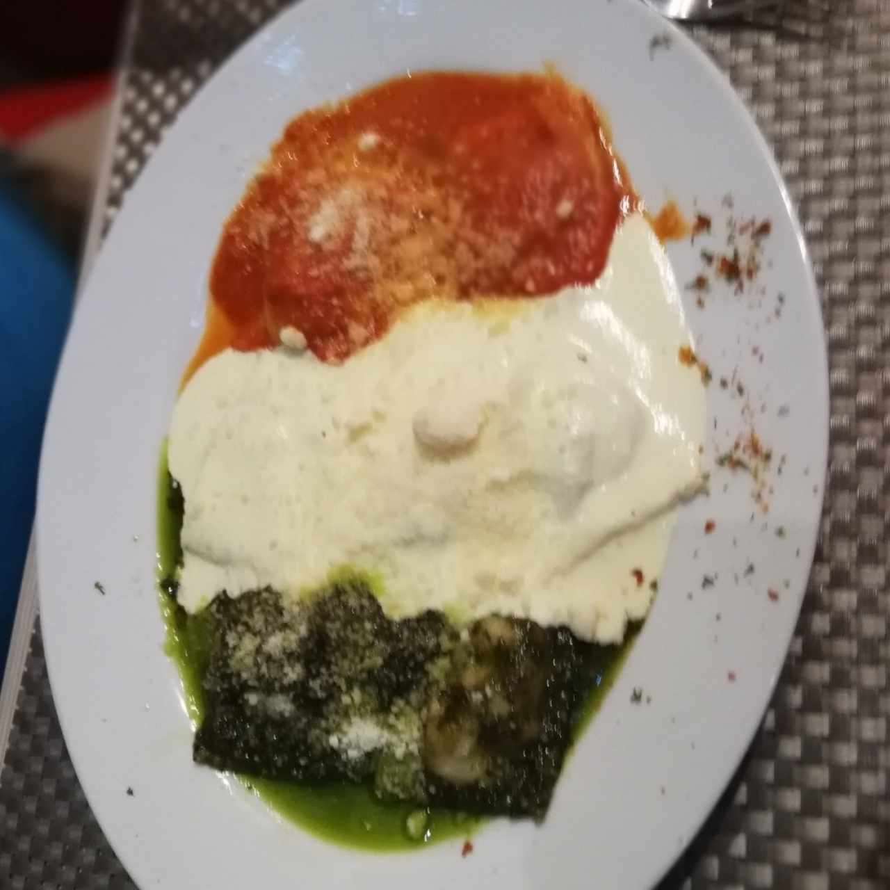 raviolis en trio de salsas