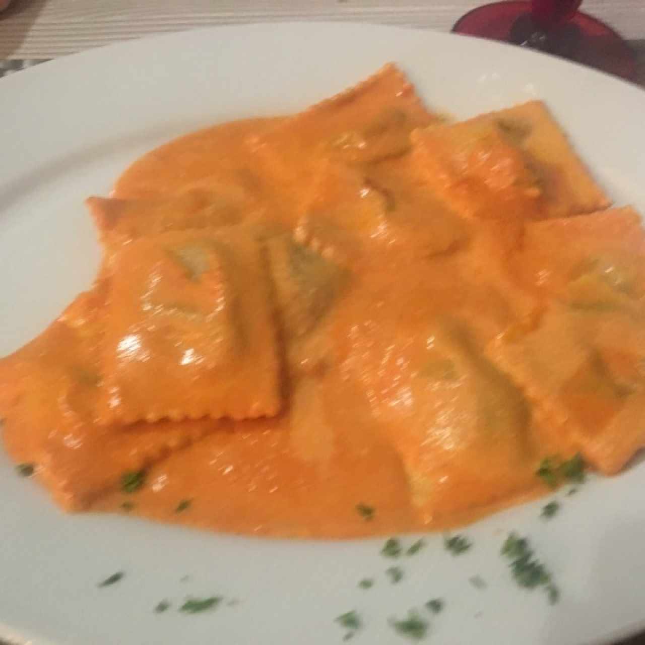 ravioli funghi porcini en salsa rosada