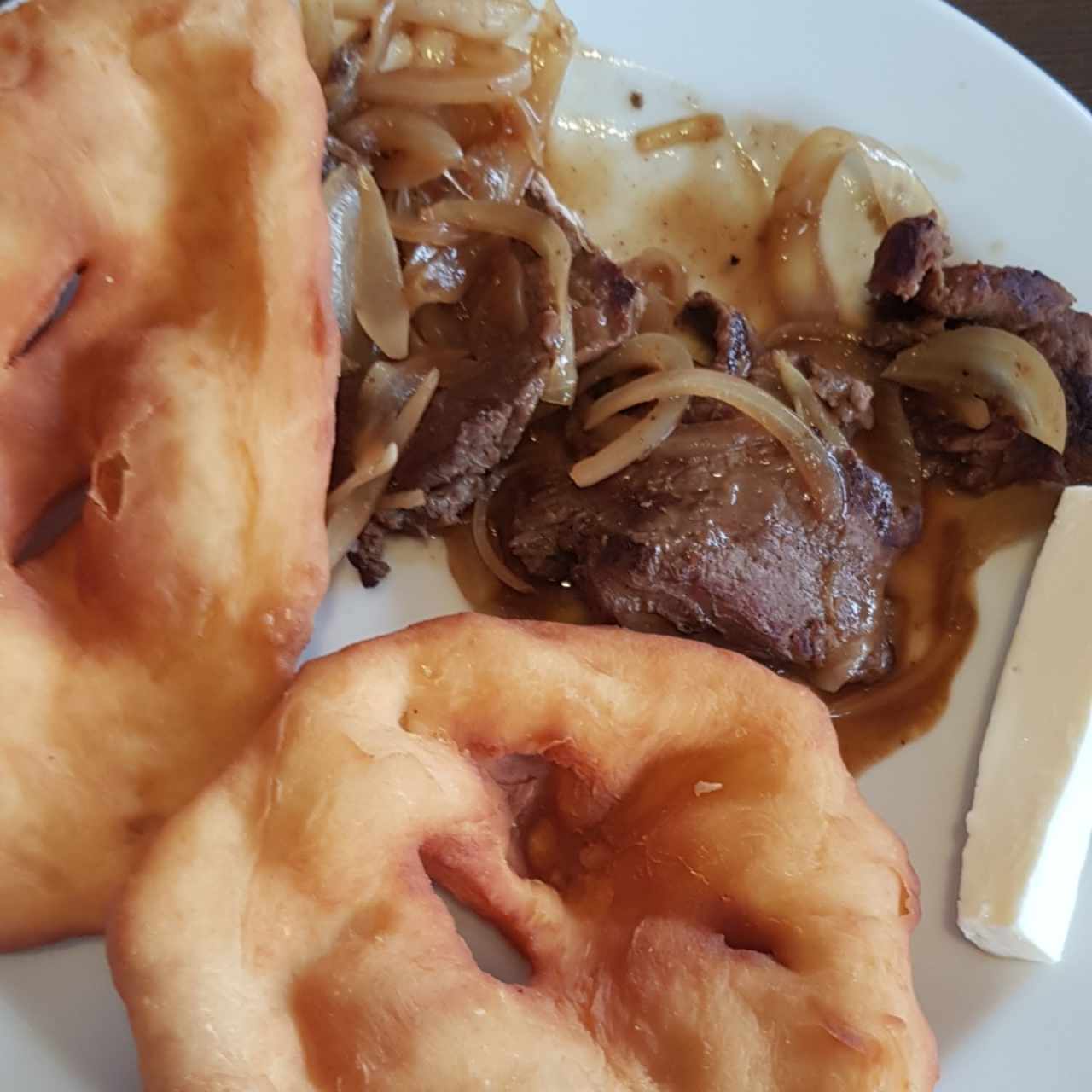 bistec encebollado con hojaldres