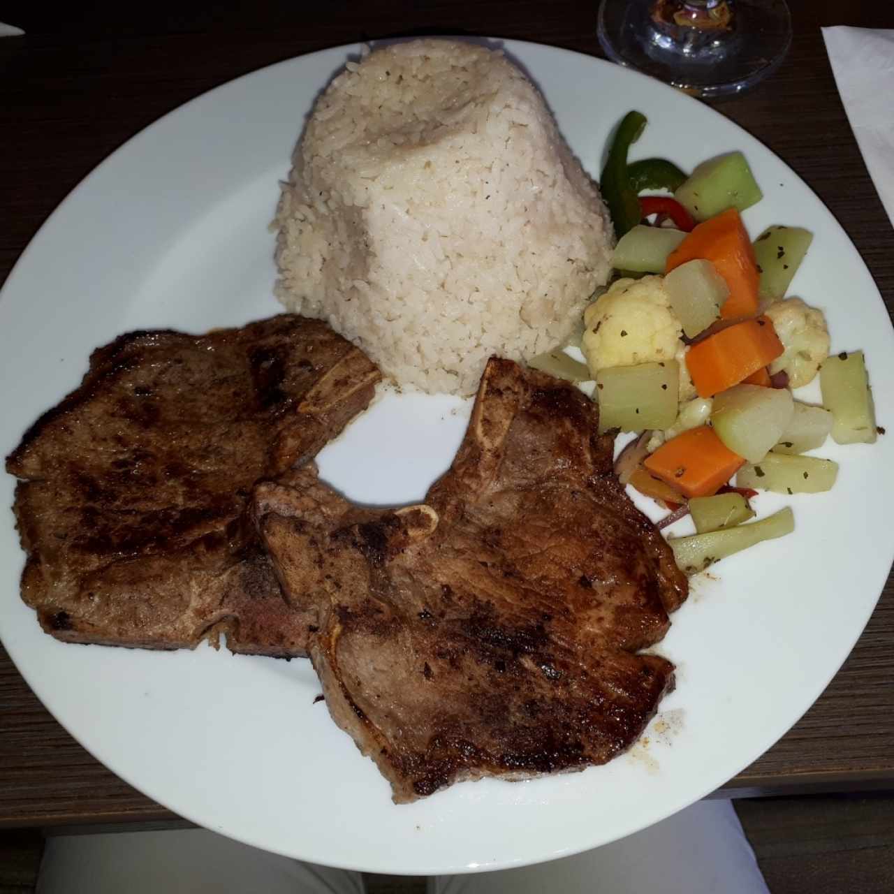 Chuletas a la plancha, acompañadas de arroz con coco y vegetales