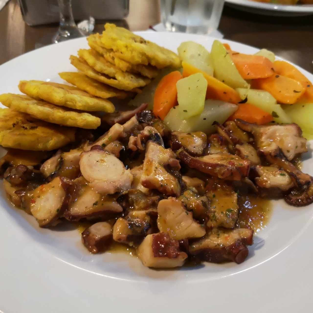 Pulpo al ajillo con patacones