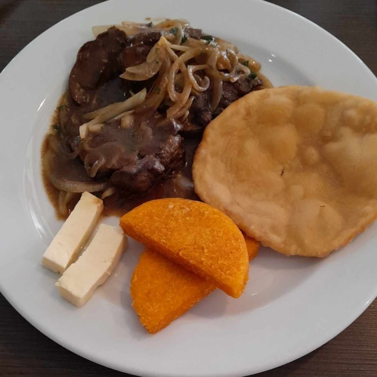 bistec de hígado encebollado