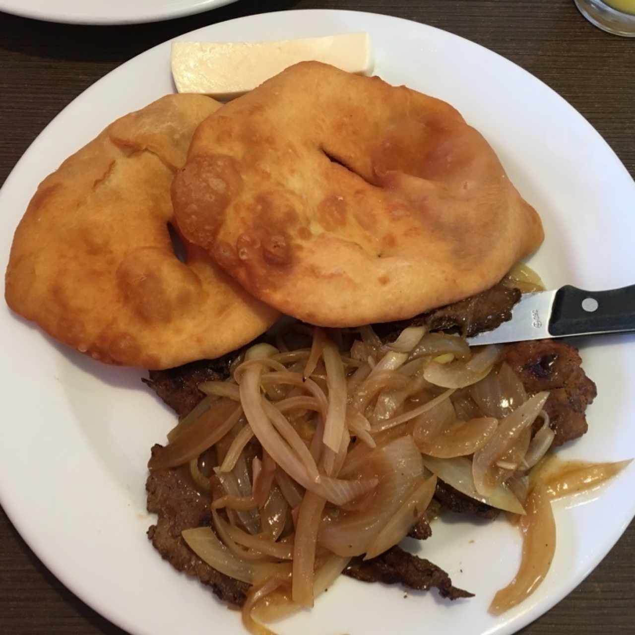 Bistec de higado encebollado con Hojaldres