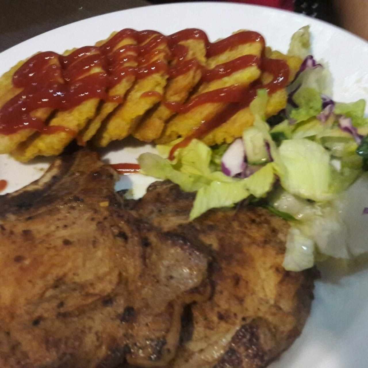 chuleta a la plancha con patacones y ensalada